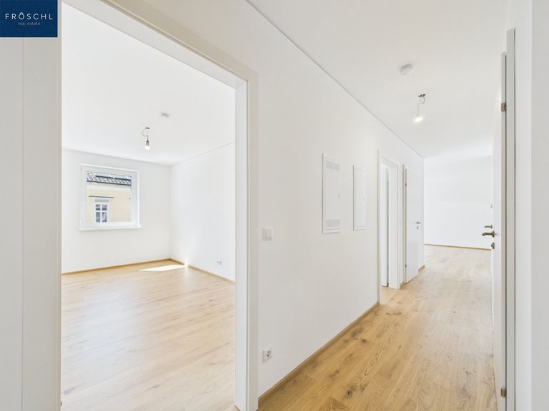 Blick in das Schlafzimmer 1 und den zentralen Flur Top 13