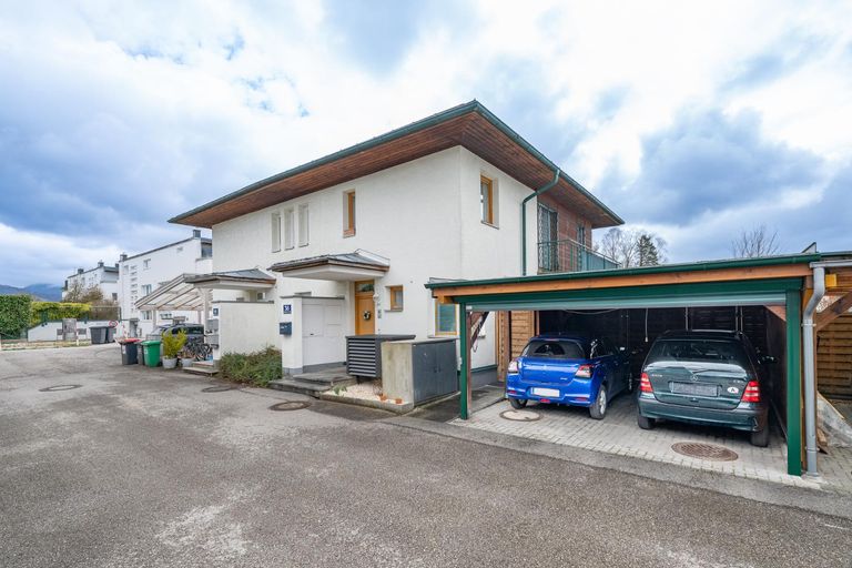 Doppelcarport mit elektrischem Rolltor