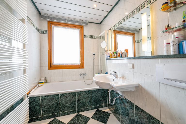 Badezimmer mit Fenster