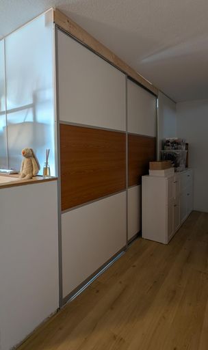 Flur mit Schiebetür