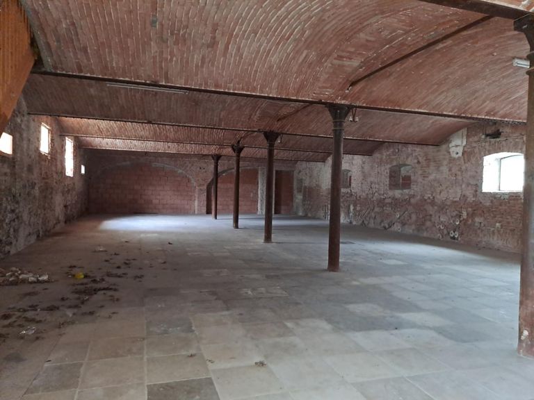 Halle Erdgeschoss mit Eisensäulen