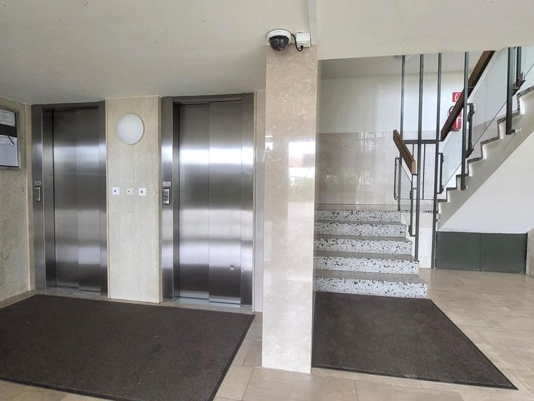 Treppenhaus mit Lift