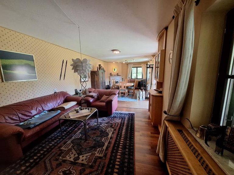 Das weiläufige, sonnendurchflutete  Wohnzimmer