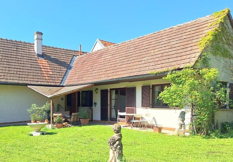 Gartenansicht des Hauses mit Veranda