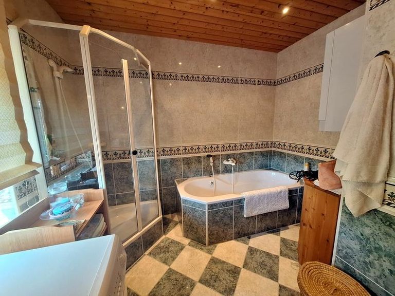 Das moderne Bad mit Wanne und Dusche