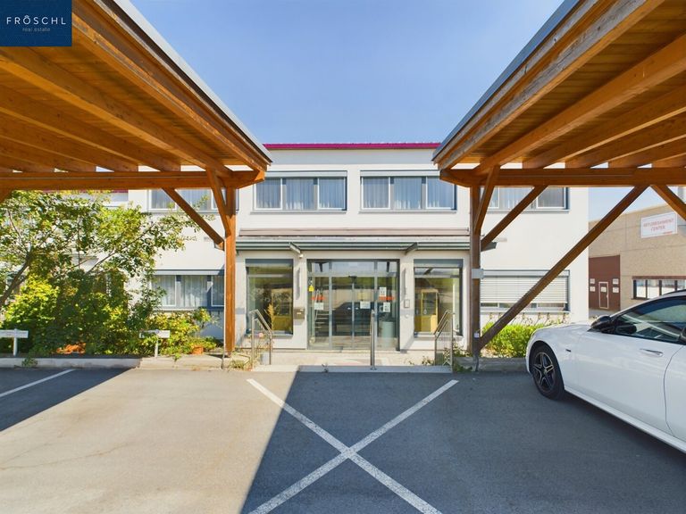 Ansicht Haupteingang vom Carport