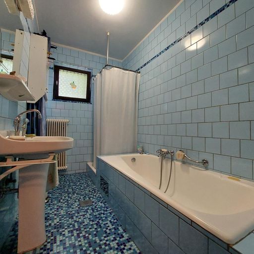 Badezimmer mit Badewanne und Dusche