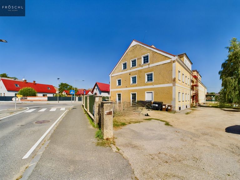 Ansicht Wohnhausanlage - Straße u. Einfahrt