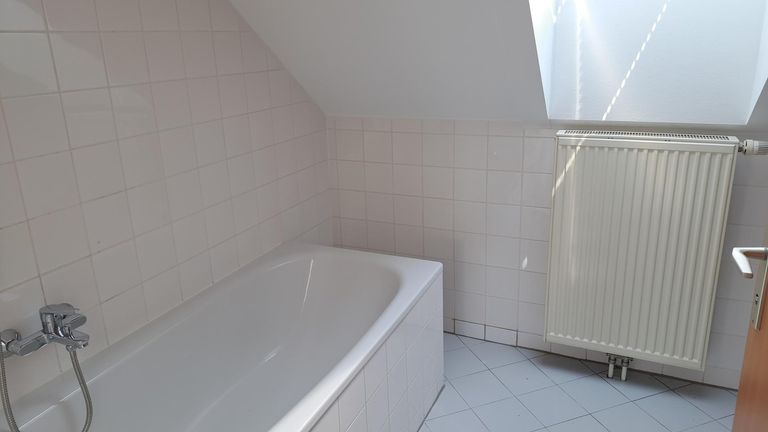 Badezimmer mit Wanne und WC