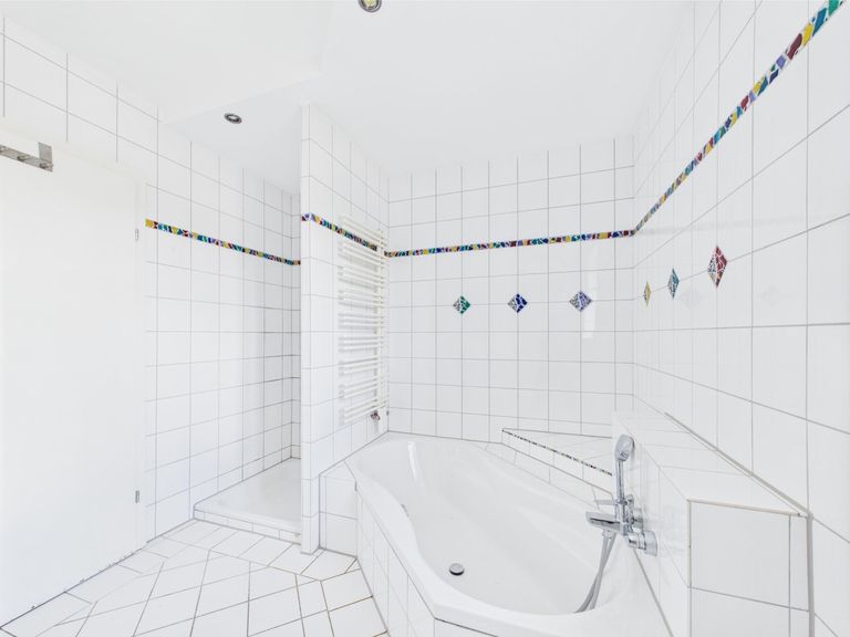 CAM04191G0-PR0037-STILL013