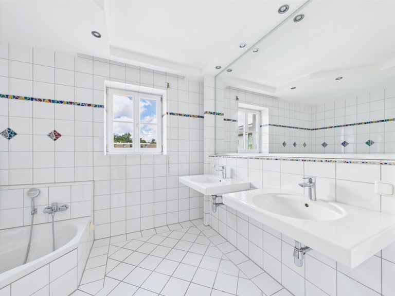 CAM04191G0-PR0037-STILL012