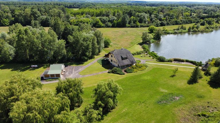 Haus und Nebengebäude