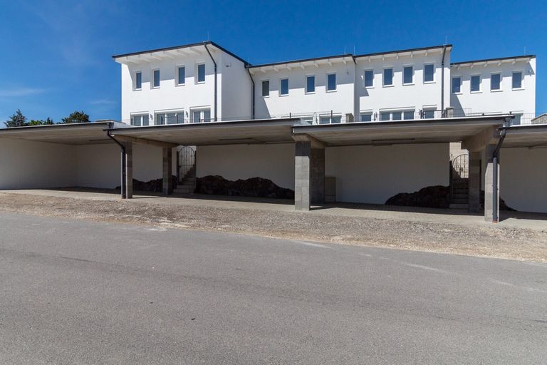 Blick zu den Carports: 2 je Haus