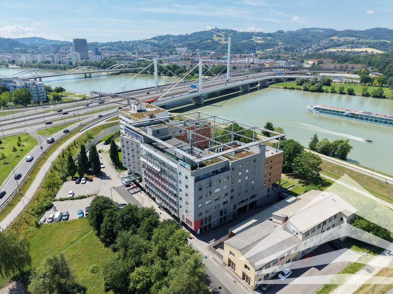 Gebäudeaussenaufnahme mit Donau