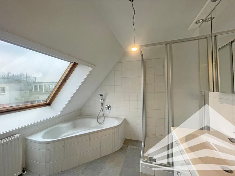 Badezimmer inkl. Wanne und Dusche