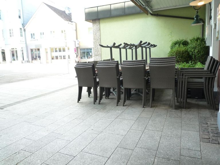 Gastgarten mit Markise