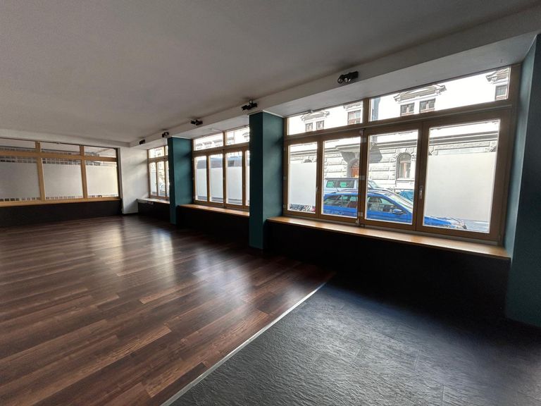 Straßenseitige Geschäftsfläche mit Schaufenstern