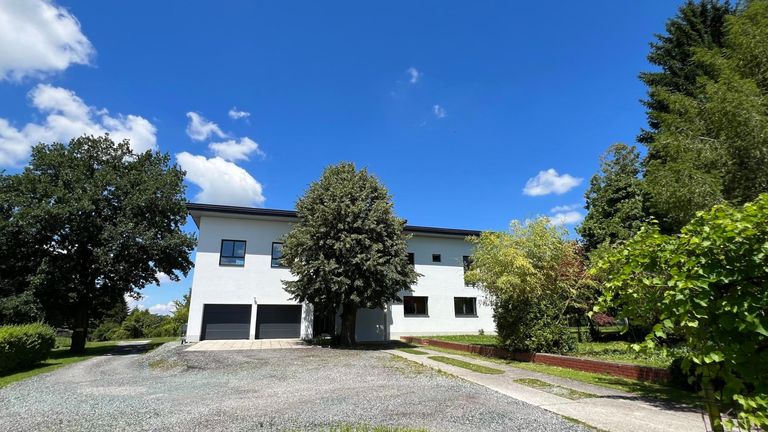 Ansicht Wohnhaus mit Zufahrtsbereich - Sommerfoto