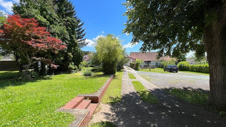 Gartenbereich, Zufahrt und Grundstück