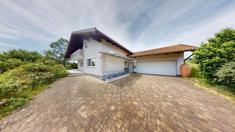 Hausansicht Nord/Ost und Einfahrt