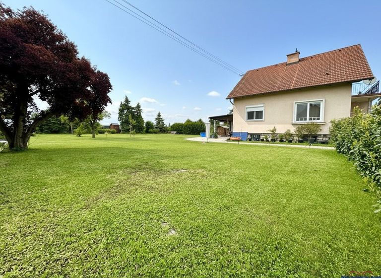 Haus und Garten Seitenansicht