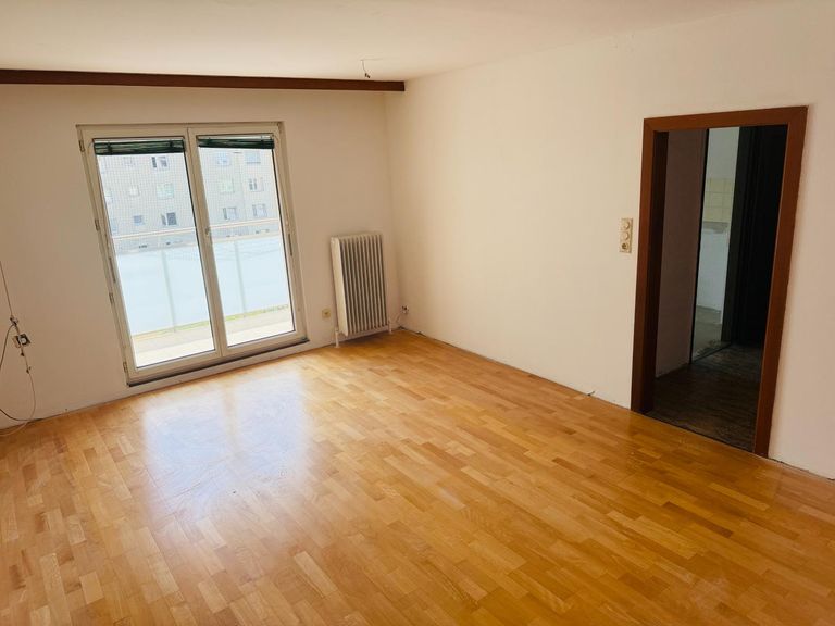 Wohnzimmer mit Ausgang auf die Loggia