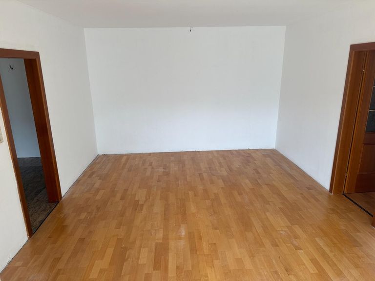 Wohnzimmer mit Ausgang auf die Loggia