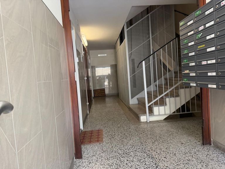 gepflegtes Stiegenhaus mit Lift