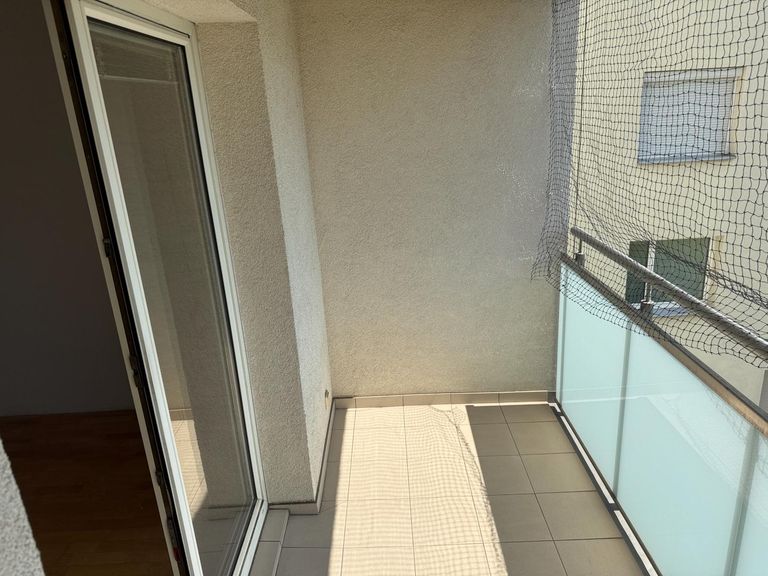 Loggia mit Blick in den begrünten Innenhof