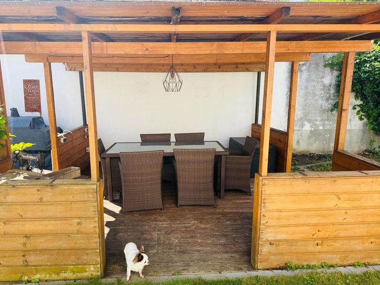 gemütliche überdachte Laube.