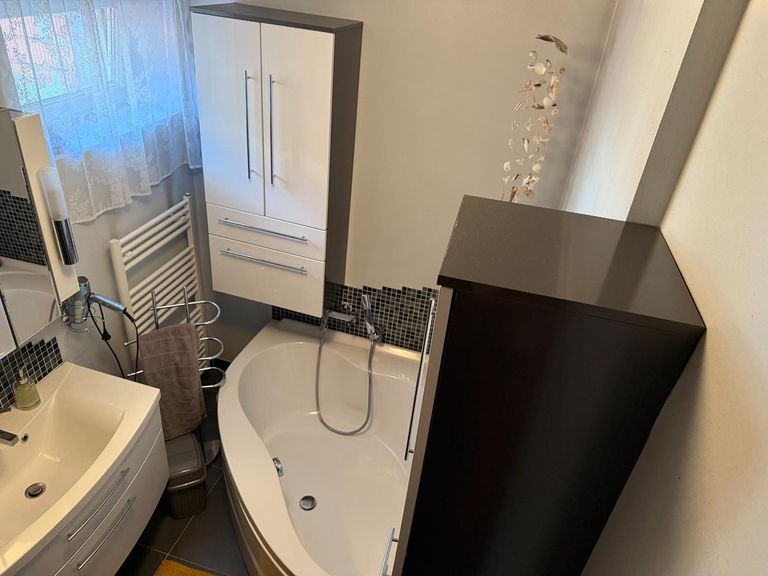 OG Bad mit Dusche & Wanne