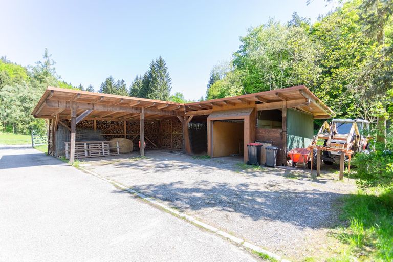 Stellplatz für Autos und Geräte