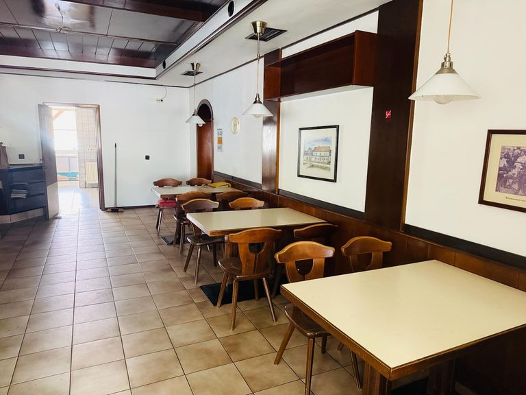 Gastbereich neben der Schank