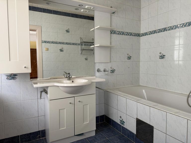 OG: Bad mit Wanne