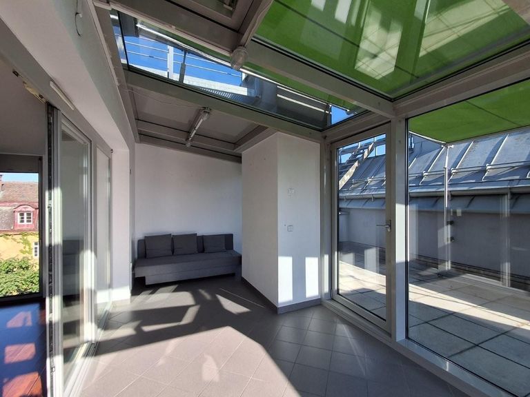 19 Wintergarten mit Couch Terrasse beschattet 1210