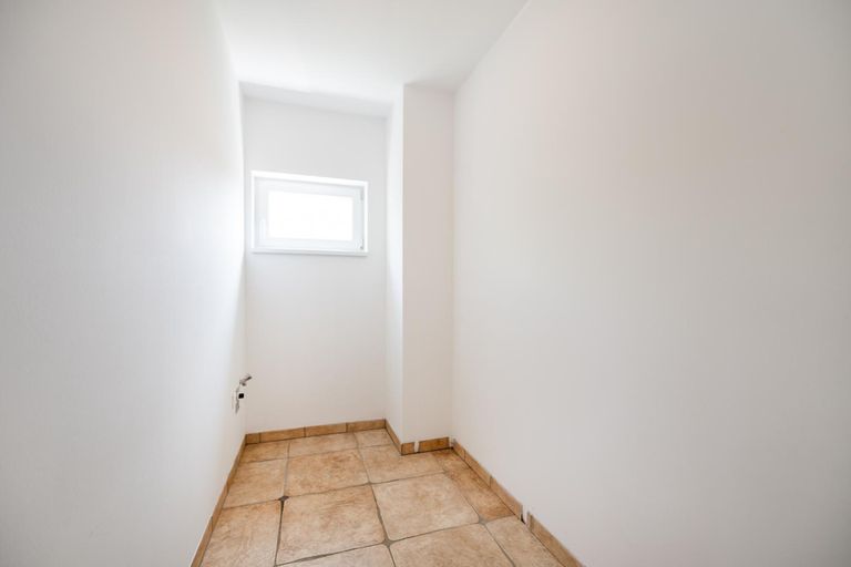 Abstellraum mit Waschmaschinenanschluss