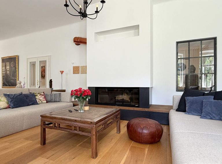 Wohnsalon mit offenem Kamin