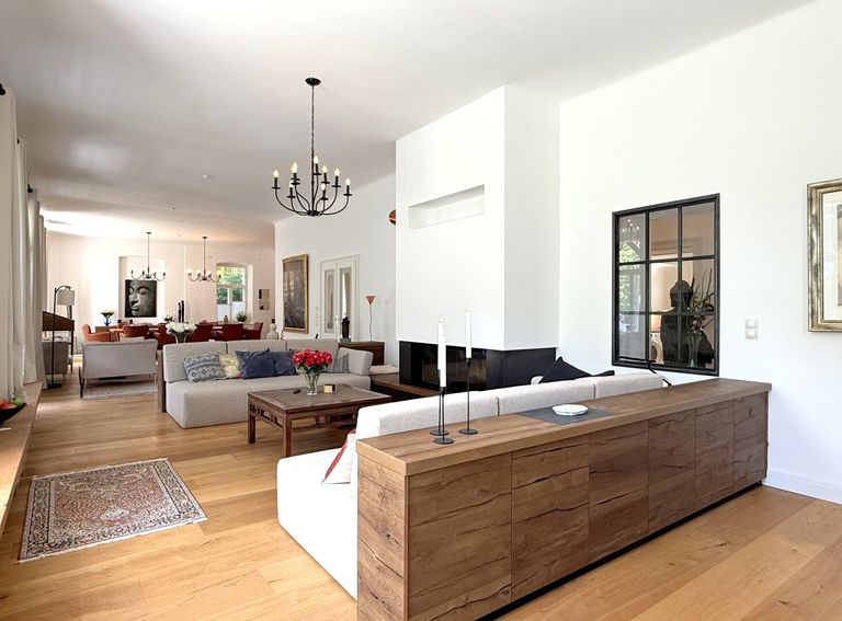 Wohnsalon mit offenem Kamin