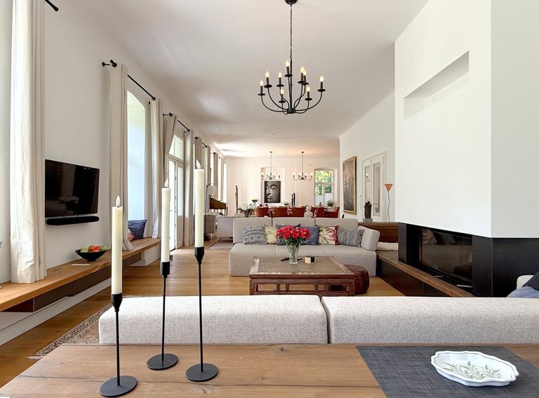 Wohnsalon mit offenem Kamin