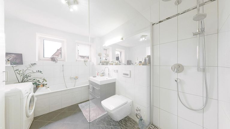 329 Bad mit Dusche und Wanne