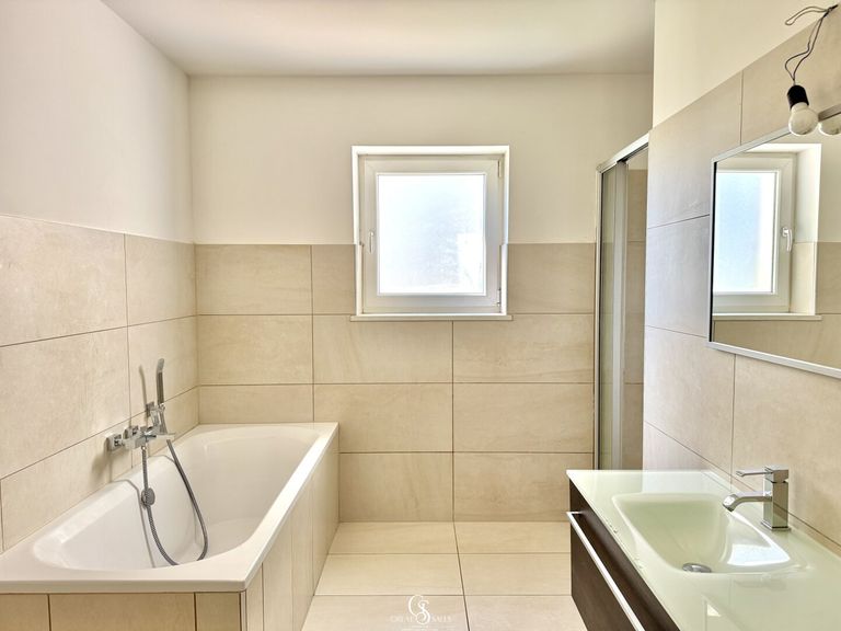 Badezimmer mit Dusche und Badewanne