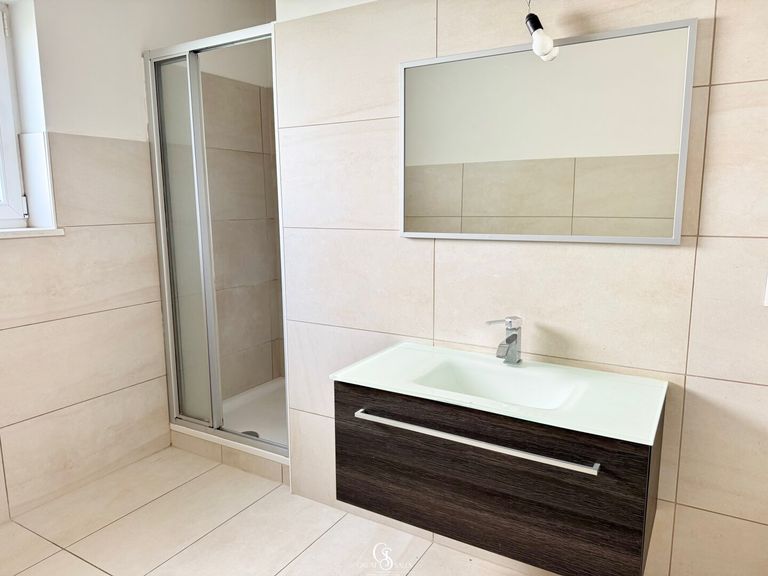 Badezimmer mit Dusche und Badewanne