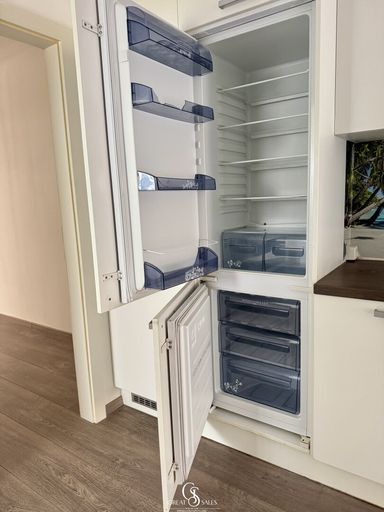 Küche mit Kühlschrank und Tiefkühlfächer