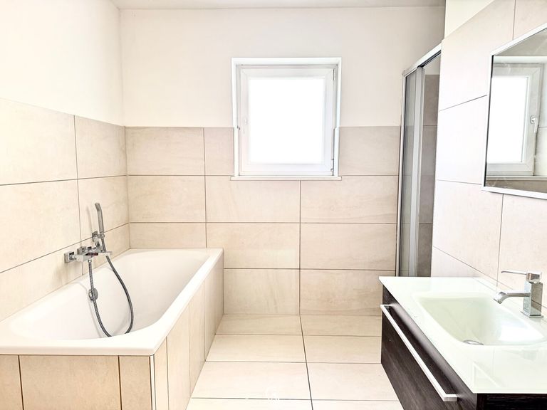 Badezimmer mit Dusche und Badewanne