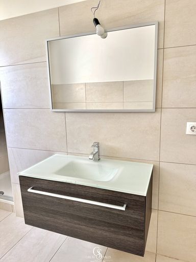 Badezimmer mit Dusche und Badewanne