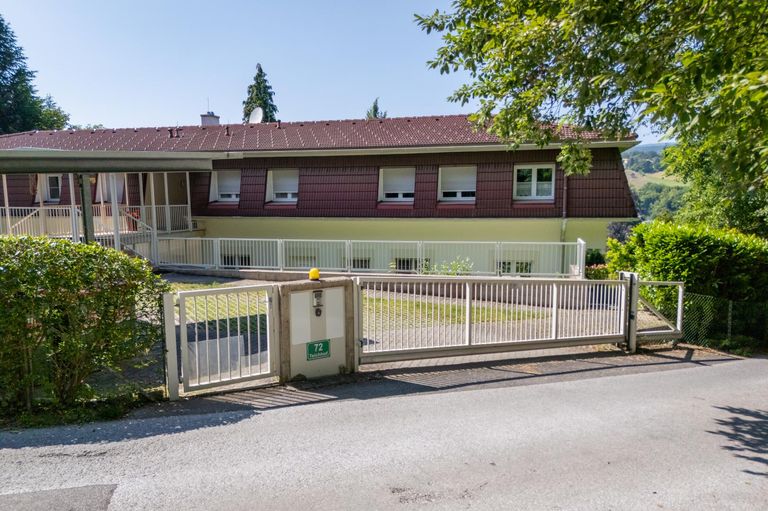 Zufahrt mit elektronischem Einfahrtstor