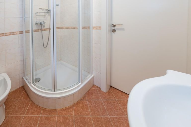 Bad mit Dusche KG