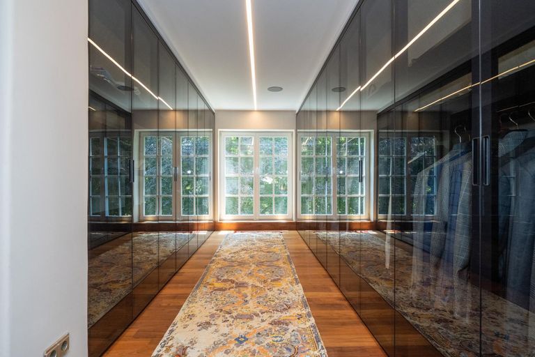 HERRENANKLEIDEZIMMER