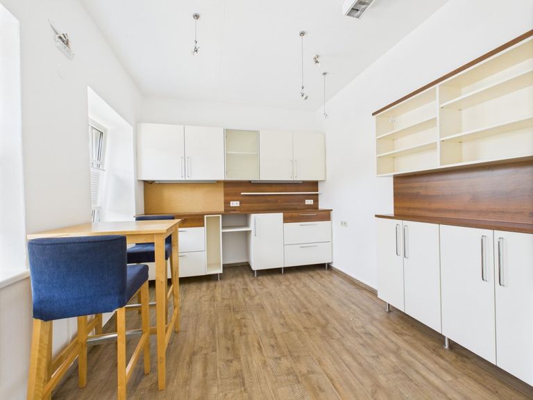 CAM04191G0-PR0042-STILL002