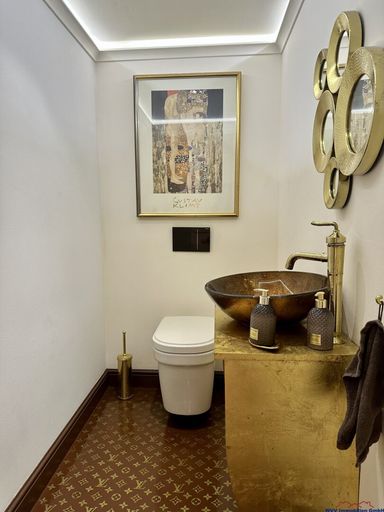 Toilette mit Waschbecken und Intimdusche